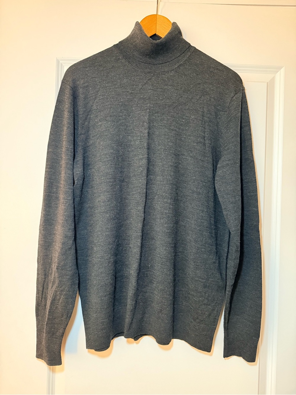 Uni Qlo Men's Charcoal Gray Turtleneck Sweater XL